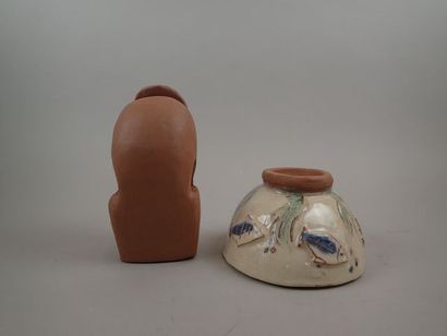 Lot de deux objets en terre cuite dont un...