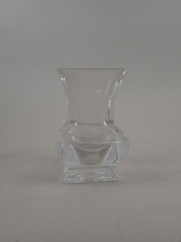 SEVRES, petit vase en cristal à base quadrangulaire.Signé...