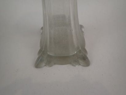 Haut vase soliflore en verre, la base quadrangulaire...