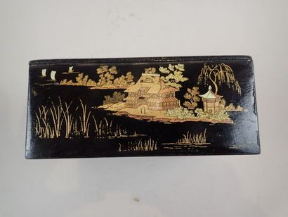 Boîte en bois laqué à décor asiatique sur...