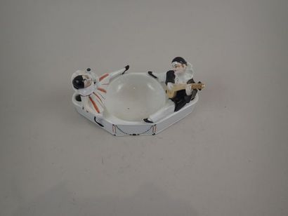 Petit vide-poche en porcelaine à décor d'un...