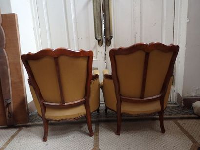 Paire de bergères et une chauffeuse en hêtre...
