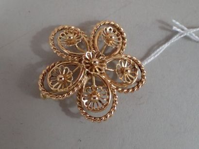 Broche fleur en or jaune. 

Poids : 10,5...