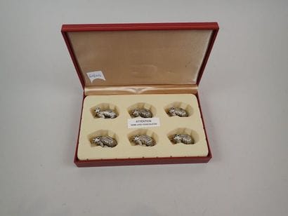 Ensemble de six porte-menus en métal argenté...