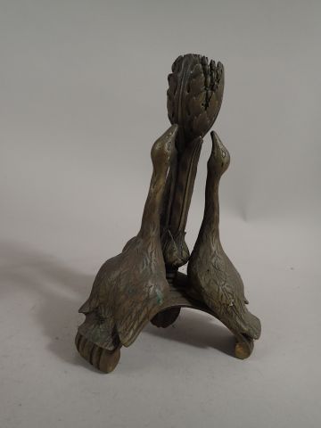 Paire de bougeoirs en bronze, le fût en forme...