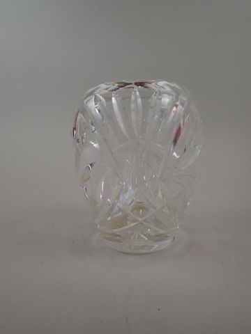 Petit vase en cristal taillé à décor de fleurs....