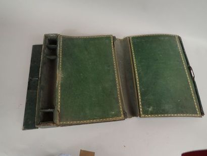 Portefeuille en maroquin vert, doré aux fers,...