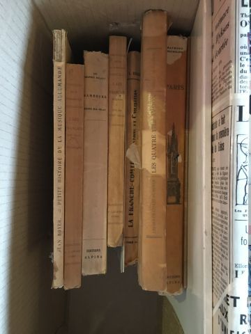 Carton de livres brochés comprenant notamment...