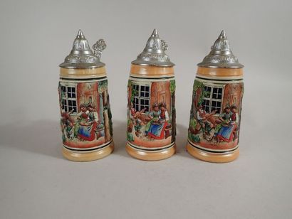Suite de trois chopes à bière en faience...