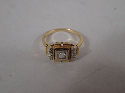 Bague en or à chaton carré serti d'un petit...