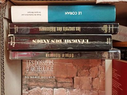Importante mannette de livres brochés et...