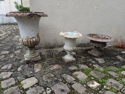 Ensemble comprenant trois vases Médicis en...