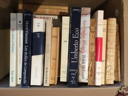 Carton de livres brochés. En l'état