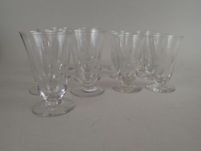 Partie de service en cristal à décor gravé...