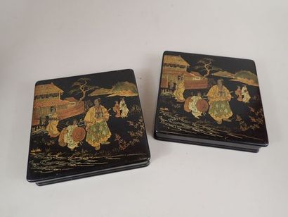 Jeu de mahjong en bois noirci et peint polychrome...