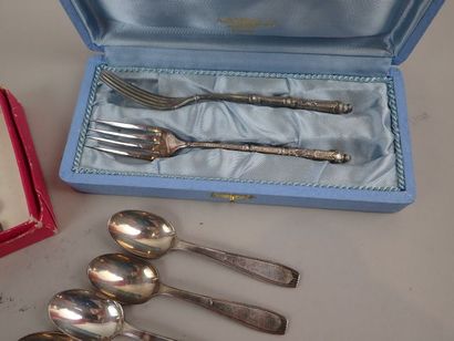 Ensemble de couverts dépareillés, dont ALFENIDE,...