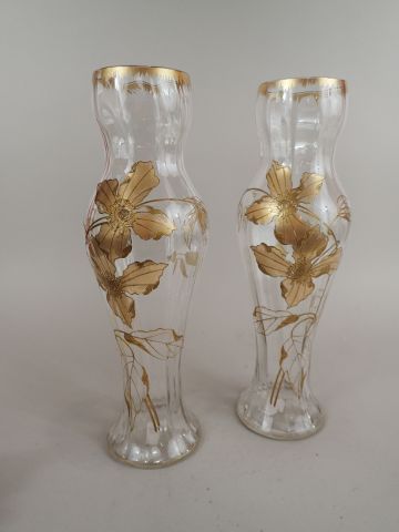 Paire de grands vases de forme balustre en...
