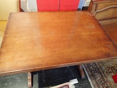 Coin repas en chêne comprenant une table...