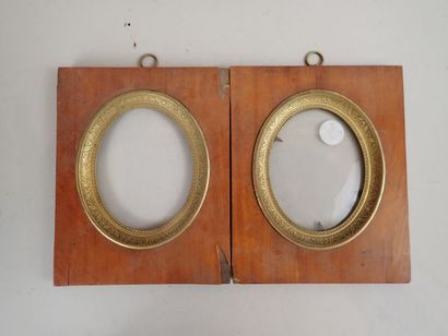 Paire de cadres médaillons pour miniatures.

(En...