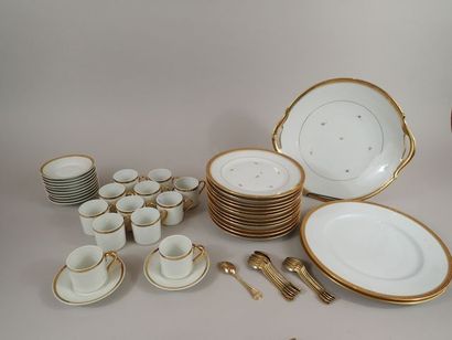 LIMOGES. Réunions de services en porcelaine...