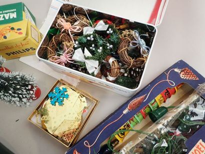 Carton de décorations de Noël comprenant...