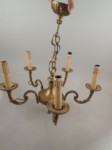Lustre en bronze doré à cinq bras de lumière...