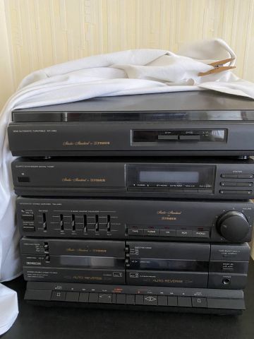(SUITE PHOTOS LOT 3) ENTIER MOBILIER D'UNE...
