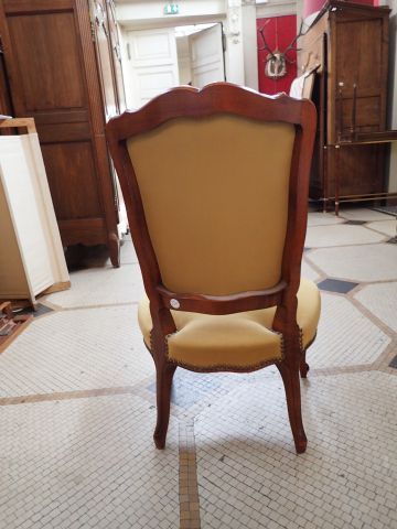 Paire de bergères et une chauffeuse en hêtre...