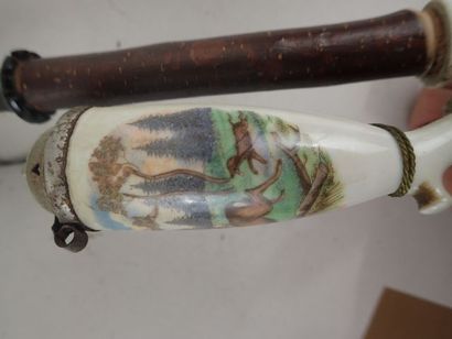Allemagne, grande pipe en bois, corne et...