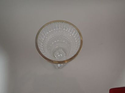 Vase médicis en verre taillé à décor de rosace,...