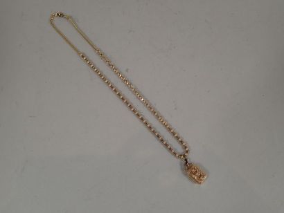 Collier en or jaune avec pendentif reliquaire.

Poids...