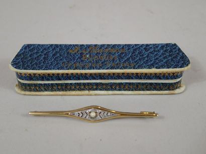 Broche barette en or jaune le centre serti...