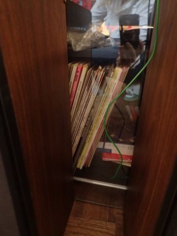 Meuble HI-FI et chaîne HI-FI avec enceintes...