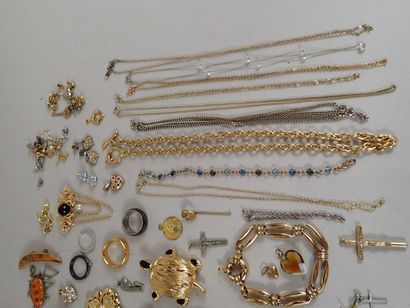 Fort lot de bijoux fantaisies en métal doré,...