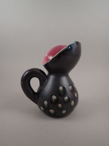 Pichet en céramique à glaçure noire et pois...