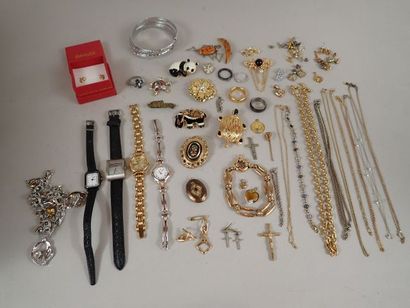 Fort lot de bijoux fantaisies en métal doré,...