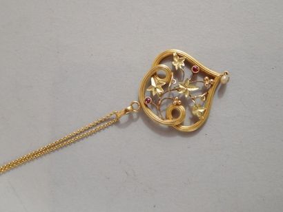 Pendentif en or jaune à décor de fleurettes...