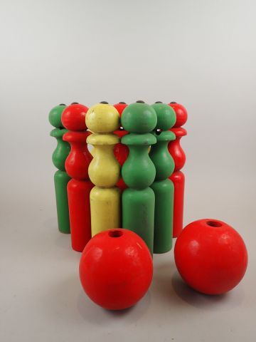 Important jeu de 9 quilles en bois tourné,...