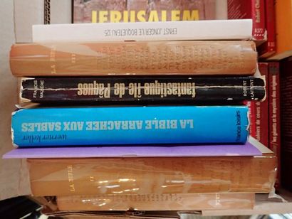 Importante mannette de livres brochés et...
