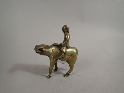 Petit sujet en bronze figurant un jeune garçon...