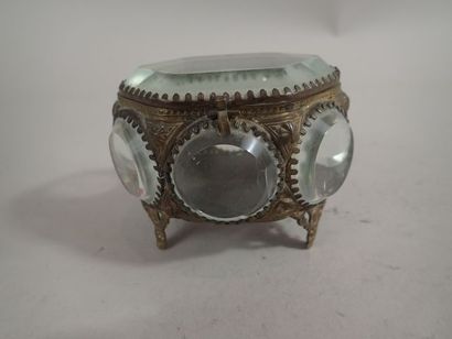 Petit écrin à bijoux en laiton et verre....