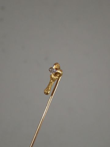 Epingle de cravate en or jaune à décor d'une...