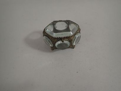 Petit écrin à bijoux en laiton et verre....