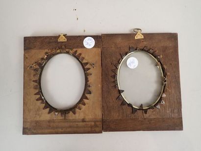 Paire de cadres médaillons pour miniatures.

(En...