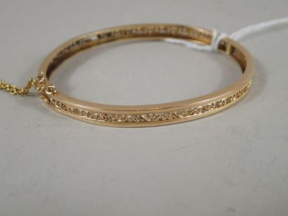 Bracelet rigide en or jaune ajouré, avec...