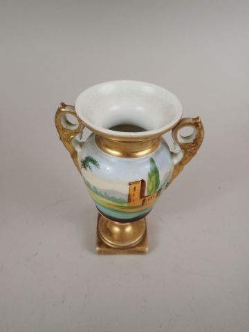 Paris, XIXème siècle. Vase balustre à anses...