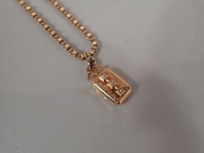 Collier en or jaune avec pendentif reliquaire.

Poids...