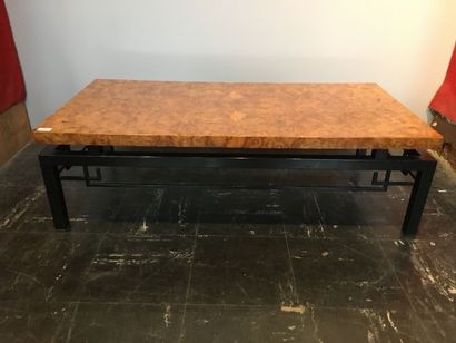 Table basse de forme rectangulaire reposant...