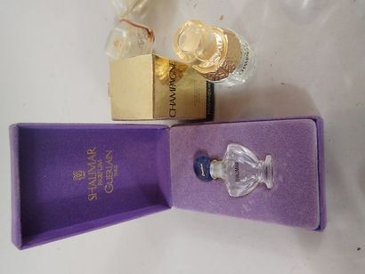 Lot de miniatures de parfums et de flacons...