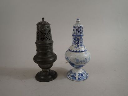 JOINT AU 1574/246, Deux saupoudreuses, l'une...